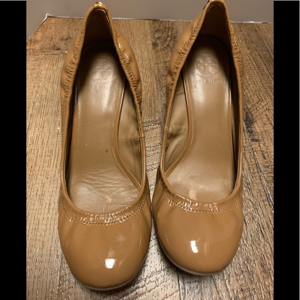 🪀TORY BURCH Tan Patent Leather Elastic Comfort Around FOOT Wedge SIZE 10 M